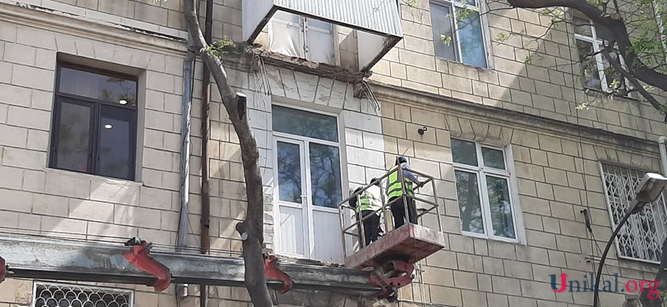 Bakıda uçan binanın balkonu digərlərini də uçurdu - FOTO+VİDEO