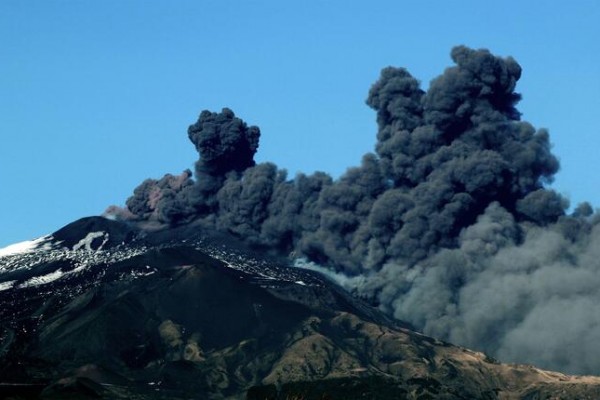 İtaliyada Etna vulkanı püskürdü 