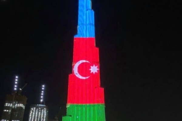 Dünyanın ən hündür tikilisi Azərbaycan bayrağına büründü - VİDEO