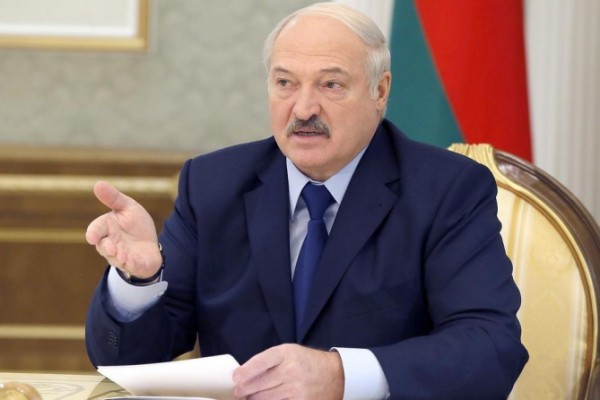 "Əmin olun, koronavirus siyasətdir" - Lukaşenko