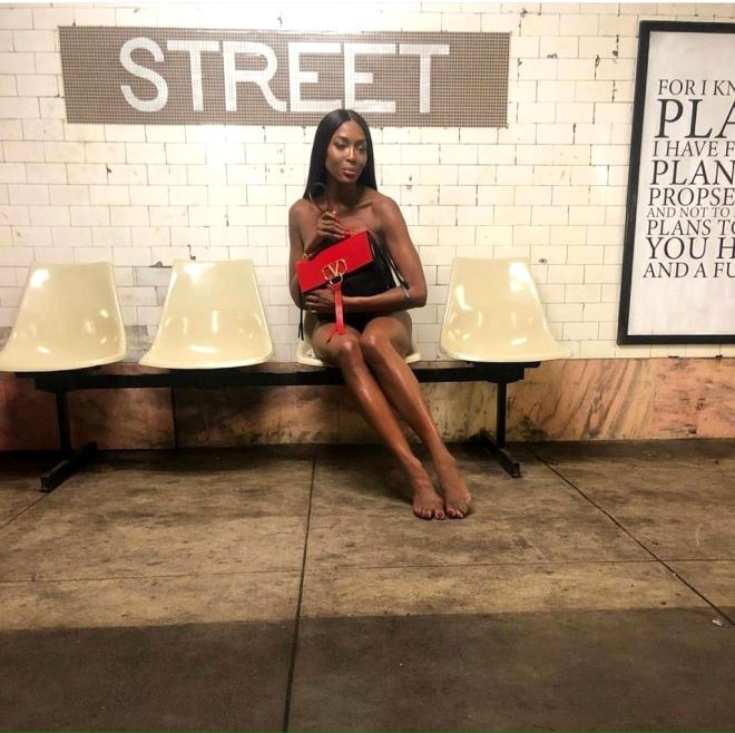 50 yaşlı model metroda poz verdi  - FOTO