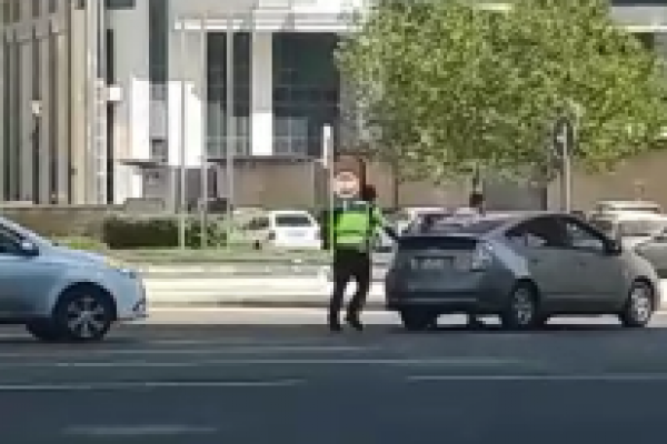 Bakıda yol polisləri sürücüyə belə kömək etdi - Video