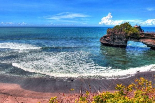 Bali adası turistlərin üzünə açılır 