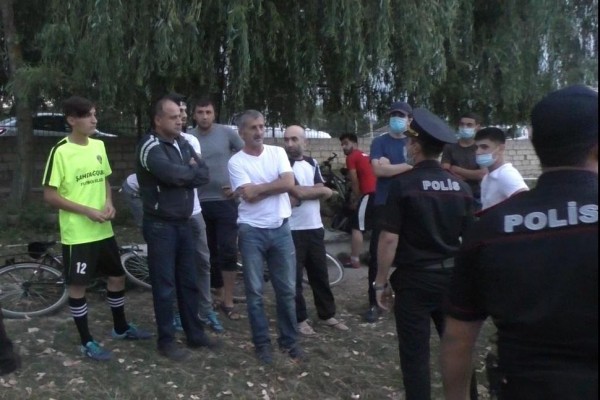 Karantini pozaraq futbol oynayan 25 nəfər saxlanıldı - FOTOLAR
