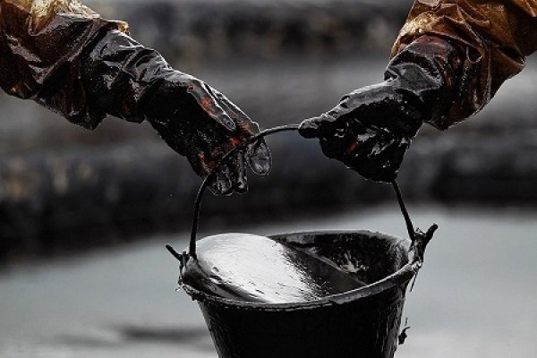 Dünya bazarında neftin qiyməti azalır 