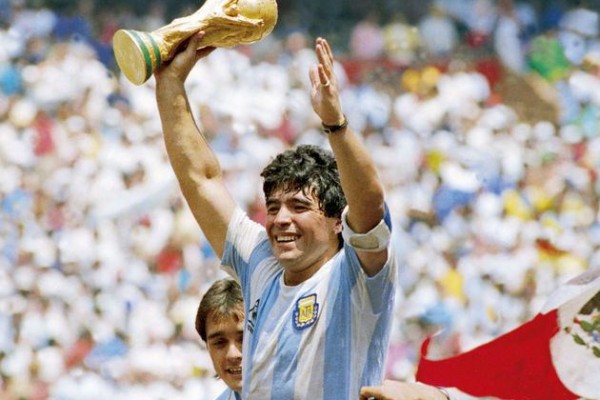 Maradona futbol tarixinin ən yaxşı oyunçusu seçilib 
