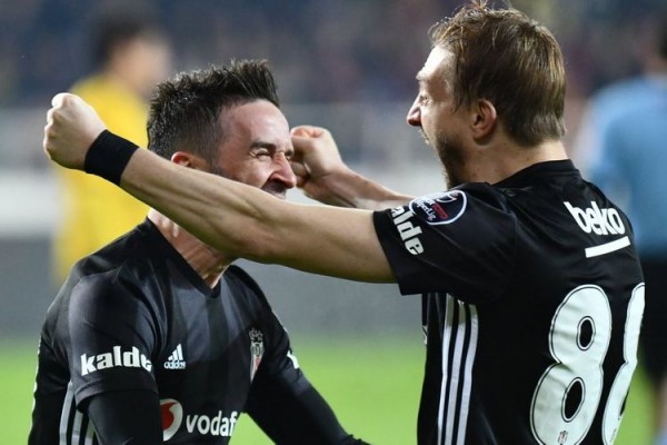 "Beşiktaş" daha iki futbolçusi ilə vidalaşdı 