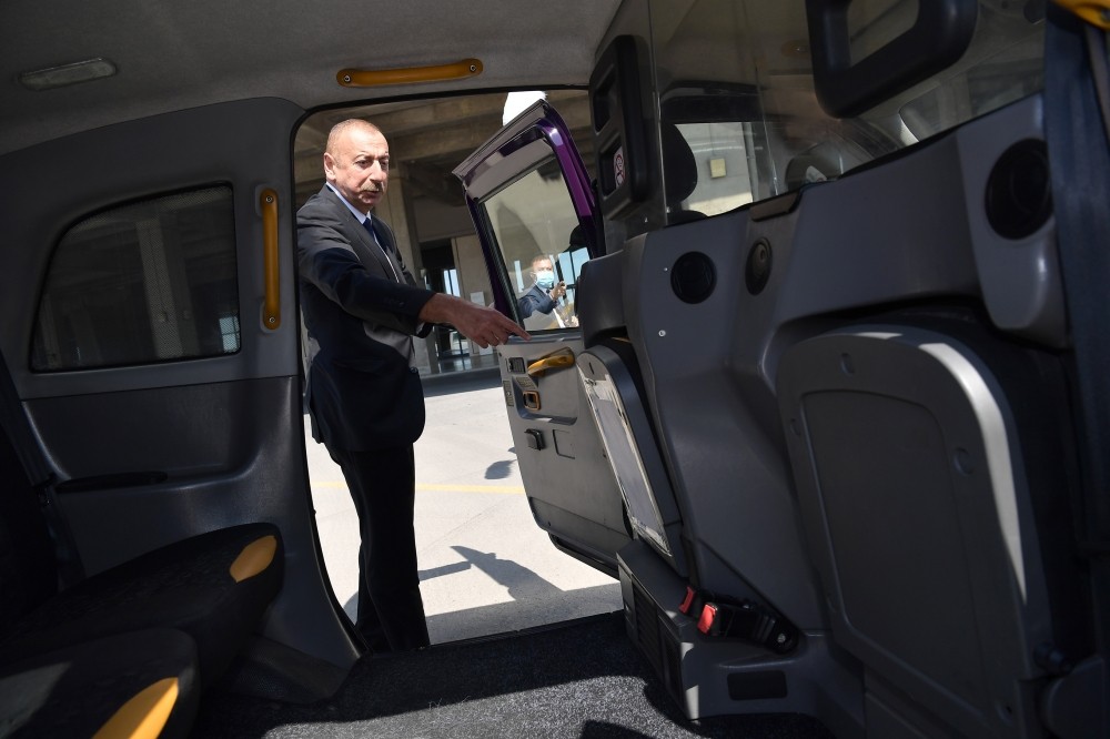 İlham Əliyev yeni "London taksi"ləri ilə tanış oldu (FOTOLAR-YENİLƏNİB)
