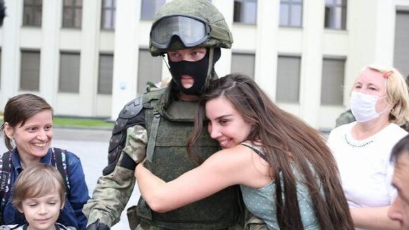 Belarusda polislər etirazçılara belə dəstək oldu - FOTO