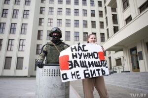 Belarusda polislər etirazçılara belə dəstək oldu - FOTO