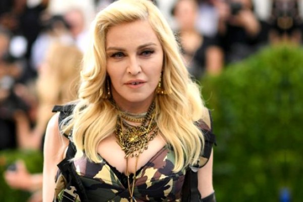 Madonna doğum günü tortunu narkotiklə əvəz etdi - FOTOLAR
