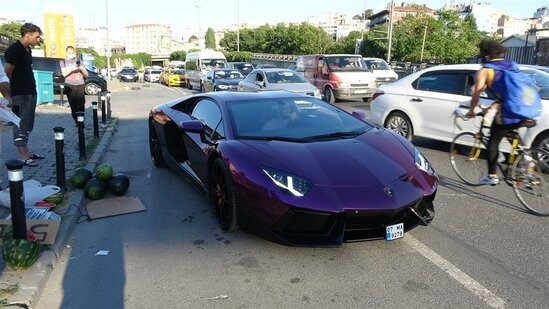 "Lamborghini" ilə qarpız satdı -FOTO