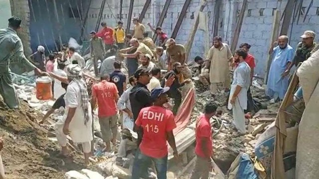 Pakistanda bina uçdu - Ölən və yaralananlar var