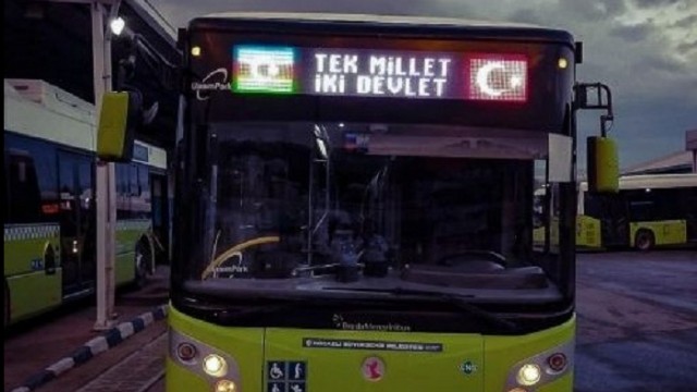 Avtobuslar Azərbaycan bayrağı ilə işıqlandırıldı - Türkiyədə