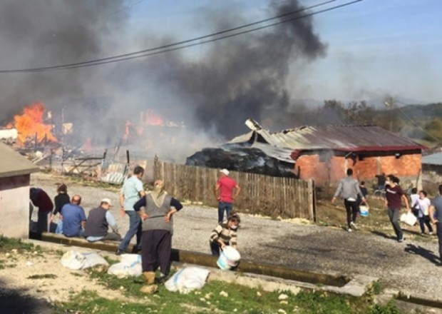 Türkiyənin Bolu bölgəsində 12 fərdi ev yandı 