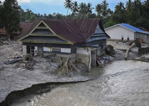 Sel 1078 evi su altında qoydu - İndoneziyada