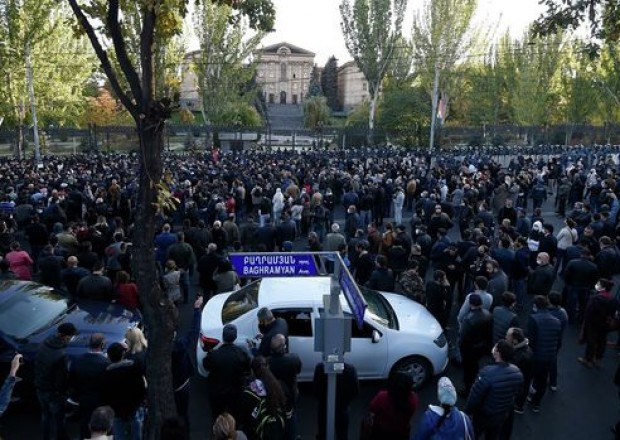 Ermənistanda siyasi xaos: Prezident hökuməti istefaya çağırdı (VİDEO)