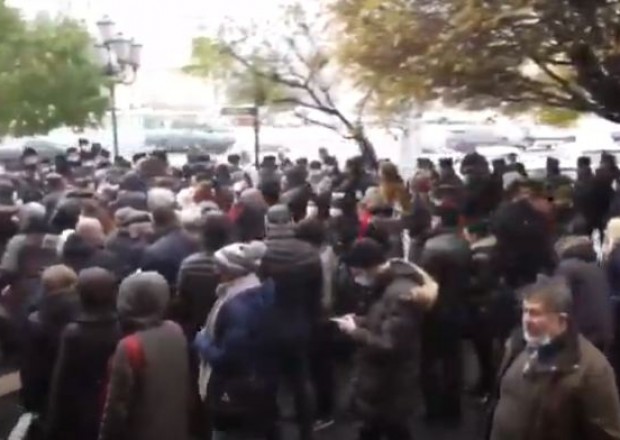 Ermənistanda polislə etirazçılar arasında toqquşma baş verdi - CANLI