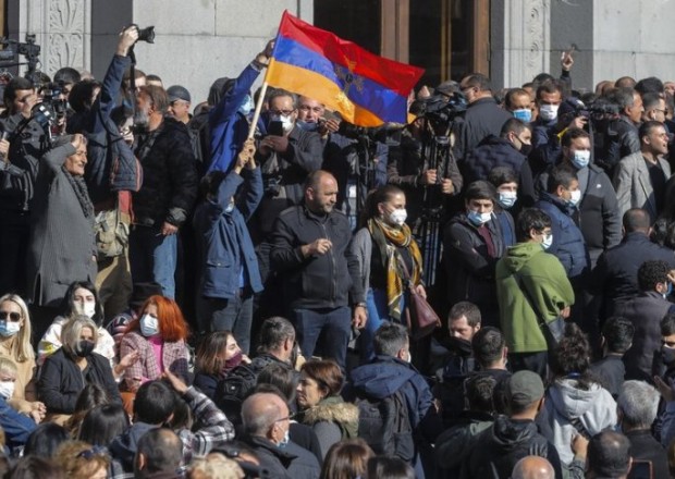 Ermənistan parlamenti qarşısında aksiya keçirildi (VİDEO)