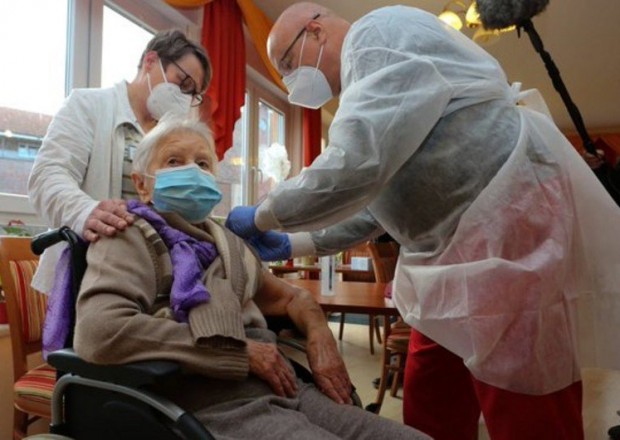 Almaniyada ilk vaksin 101 yaşlı qadına vuruldu