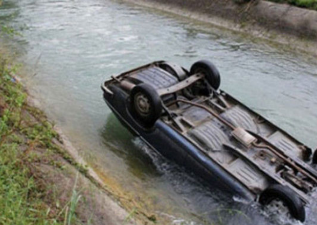 Sabirabadda avtomobil kanala aşdı -sürücü öldü