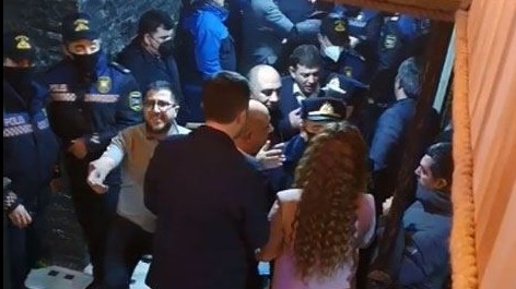 Tanınmış meyxanaçılar karantin rejimini pozdu - Polis cərimələdi