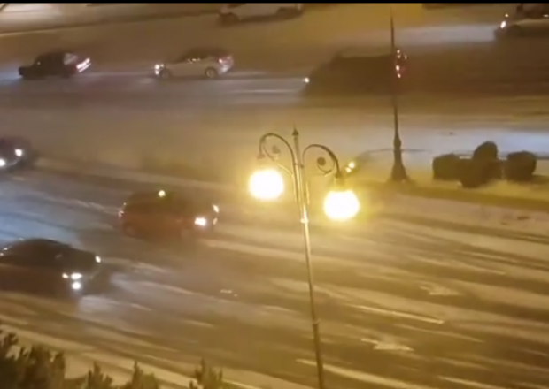 Bakıya qar yağdı, avtomobillər sürüşür - VİDEO