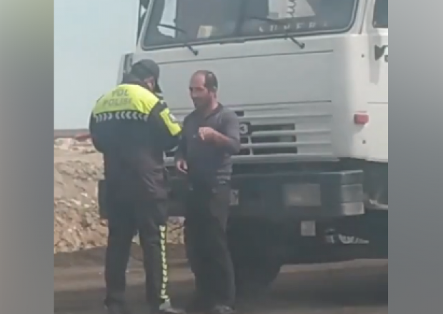 Yol polisi sürücüdən rüşvət aldı- VİDEO