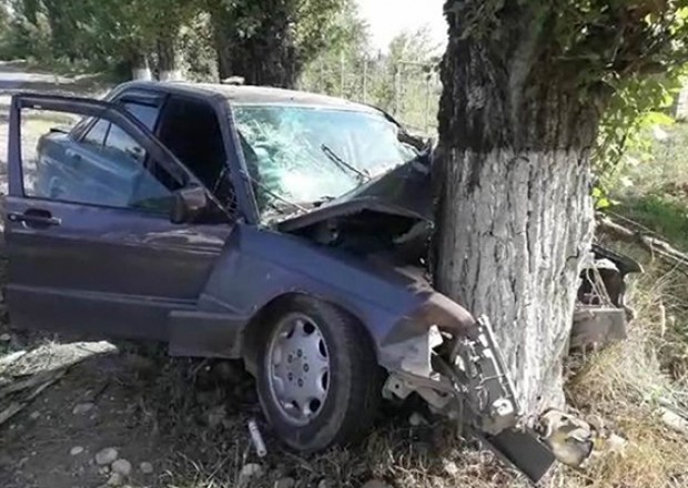 “Mercedes” ağaca çırpıldı, 27 yaşlı kişi öldü