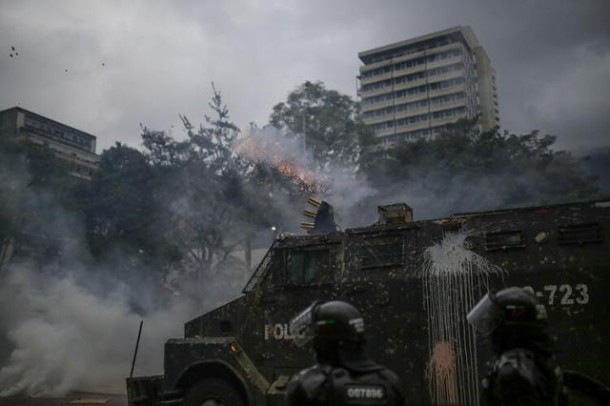 Kolumbiyada kütləvi etiraz:24 ölü, 900 yaralı (FOTOLAR)