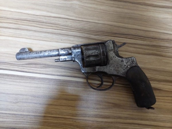 Gəncə sakinində “revolver” tipli tapança aşkarlandı - FOTO
