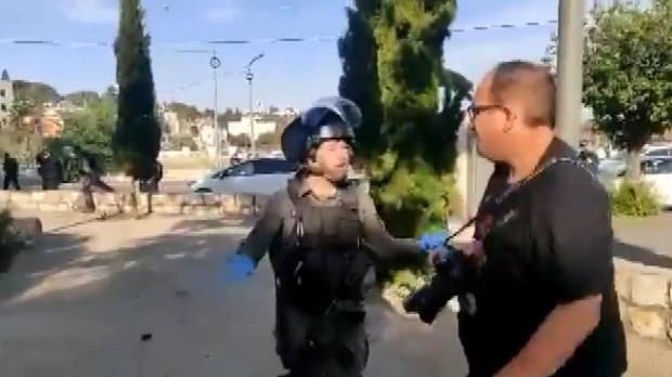 İsrail polisi jurnalistlərə hücum etdi - VİDEO