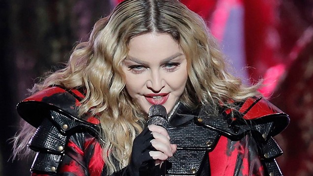 Madonnanın oğlu qadın geyimində - FOTO