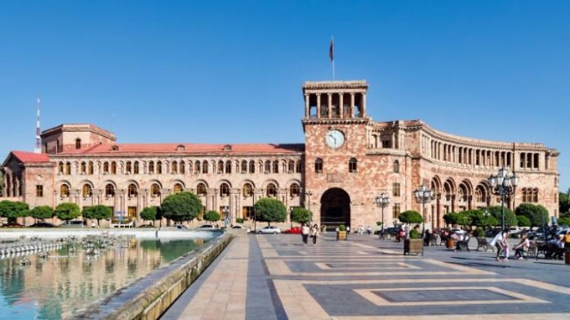 Ermənistanda üç nazir müavini vəzifəsindən azad edildi