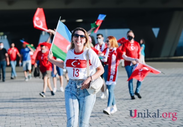 Türkiyə -Uels oyununun xanım azarkeşləri - FOTOLAR