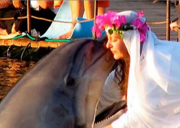 Milyoner qadın delfinlə evləndi - FOTOLAR