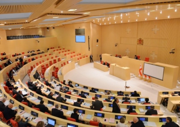 Gürcüstan parlamentində hökumət istefaya çağırıldı