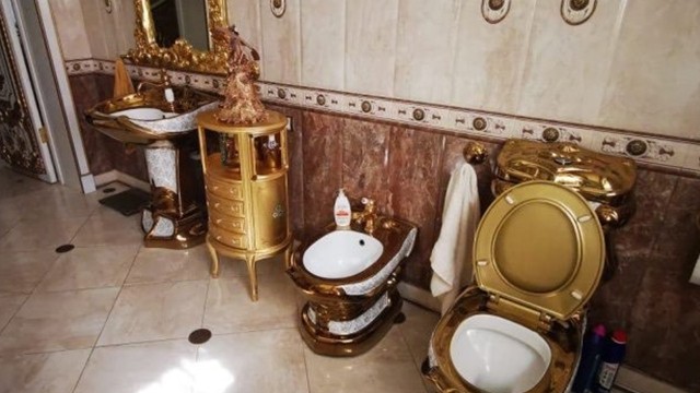 Rüşvət ittihamı ilə saxlanılan yol polisinin evindən "qızıl işləməli tualet" çıxdı - VİDEO