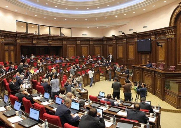 Ermənistanda yeni parlamentinin ilk iclası başladı