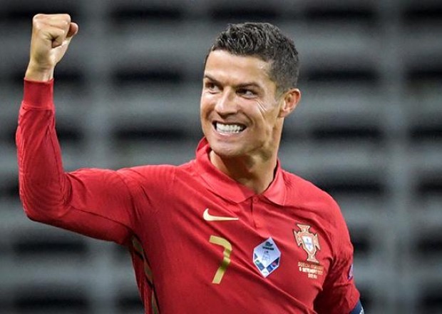 Ronaldonun adı "Ginnesin Dünya Rekordları"nda rəsmiləşdi (FOTO)