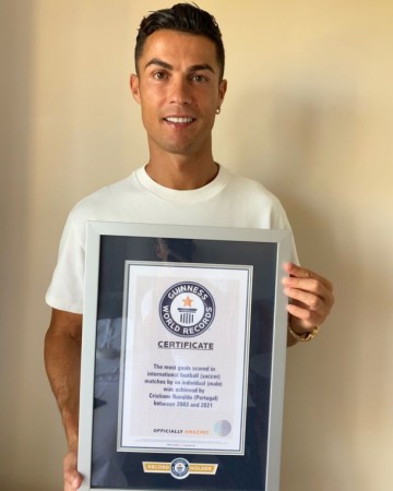 Ronaldonun adı "Ginnesin Dünya Rekordları"ndarəsmiləşdi (FOTO)