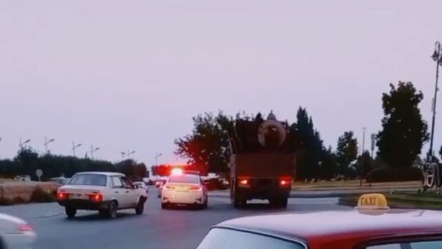 Yol polisi sürücünü təhqir etdi: "Qanmaz" (VİDEO)
