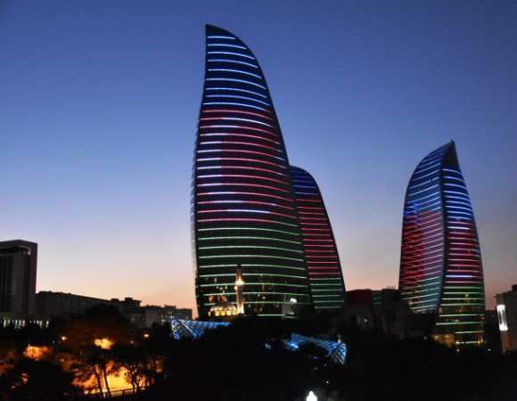 Bu binaların üzərində Azərbaycan bayrağı proyeksiya olunub -FOTO