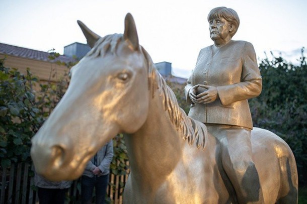 Almaniyada Merkelin at üzərində heykəli hazırlanıb - FOTO