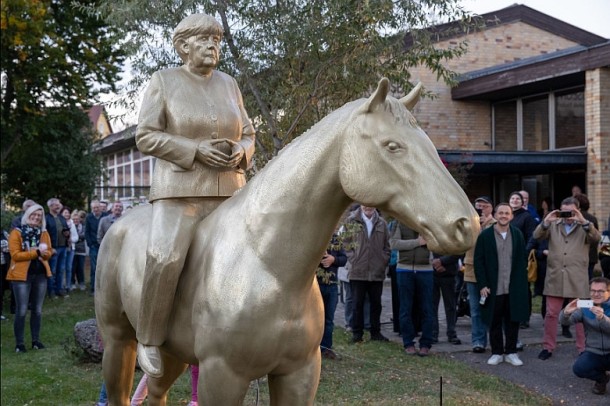 Almaniyada Merkelin at üzərində heykəli hazırlanıb - FOTO