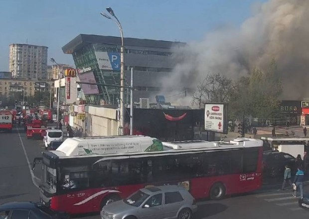 “Metro City” ticarət mərkəzindəki yanğın lokallaşdırıldı (YENİLƏNİB-VIDEO)