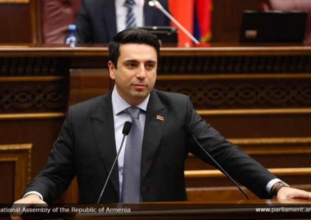 Ermənistan parlamentinin sədri "satqın" və "qatil" şüarları ilə qarşılandı- VİDEO