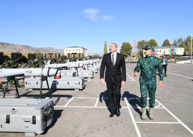 Dövlət başçısı DSX-nin yeni hərbi hissə kompleksinin açılışında - YENİLƏNİB (FOTOLAR)