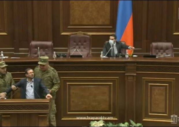 Erməni deputat parlamentdən zorla çıxarıldı - "Satqın" (VİDEO)