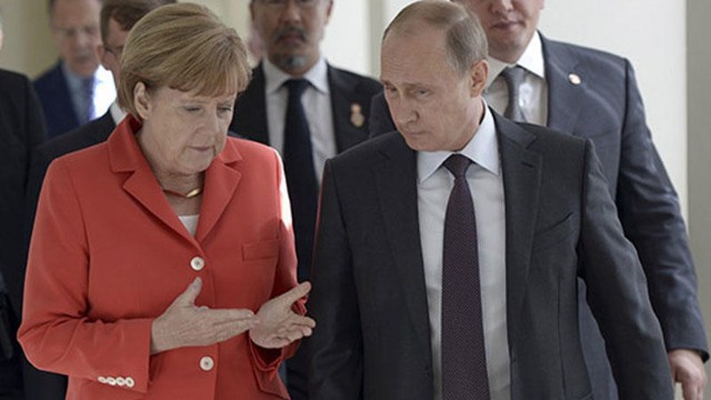 Putin Merkellə Belarusu müzakirə etdi